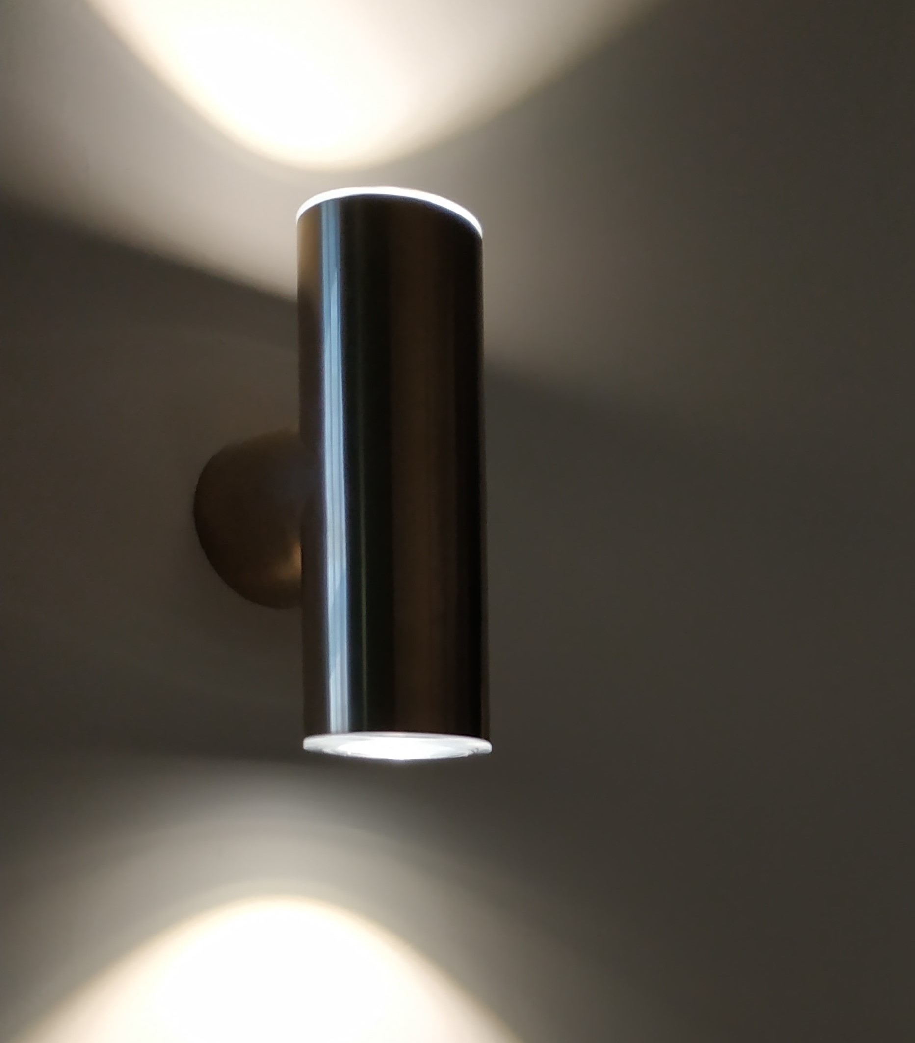 Apparecchio LED da parete in ottone e alluminio