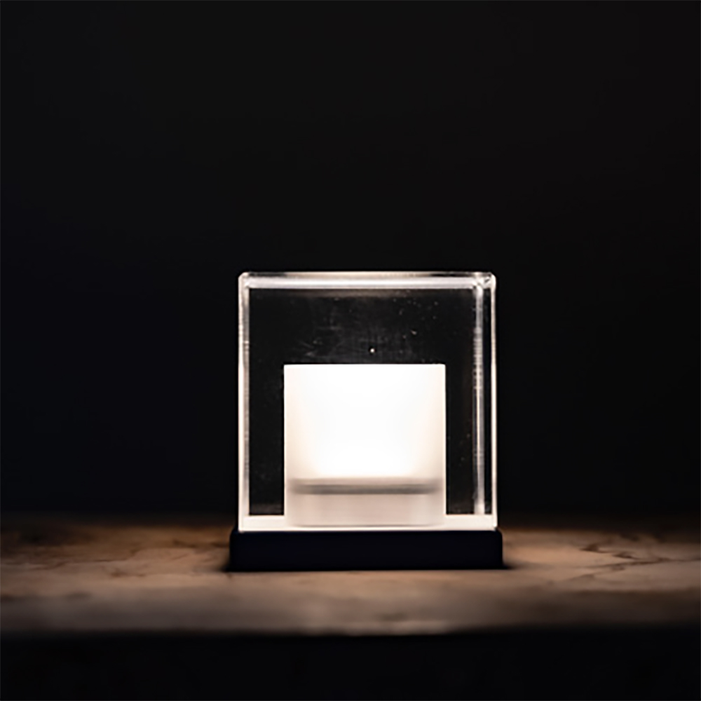 Cubo Tavolo – Lampada da tavolo LED con braccio estensibile per interni
